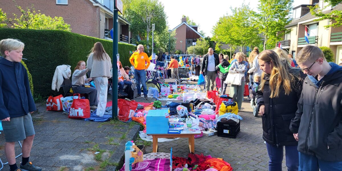 Kindervrijmarkt in Oegstgeest trekt duizenden bezoekers: 'Alles staat te koop'