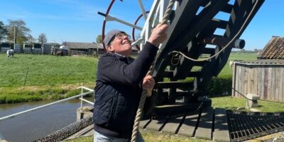 Pieter Hellinga aan het touw van De Groote Molen in Zoeterwoude.