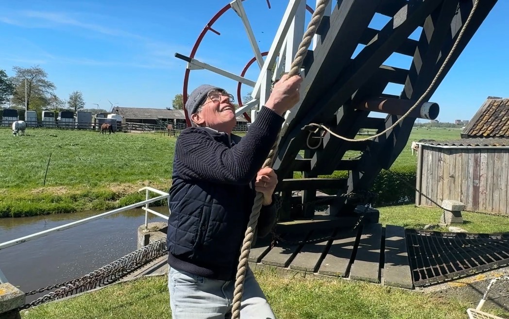 Pieter Hellinga aan het touw van De Groote Molen in Zoeterwoude.