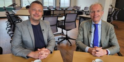 Robbert Beurse en Leendert de Lange in de nieuwe, tijdelijke raadzaal van de gemeente Wassenaar in gesprek over het Nationaal Park en de verhuizing van de gemeente
