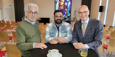 Joop Verdonk, Rudo Slappendel en burgemeester Emile Jaensch aan tafel tijdens het programma Centraal+ De Burgemeester
