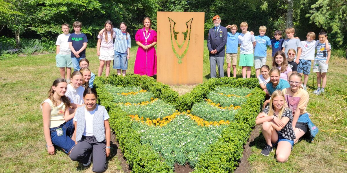 Jongeren planten Witte Anjer Perk voor Voorschotense veteranen