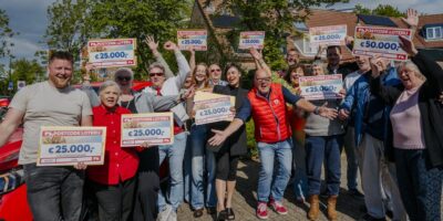 Winnaars van de Postcode Loterij in de Sijthoffstraat in Leiden. Ze hebben 300.00 euro gewonnen.