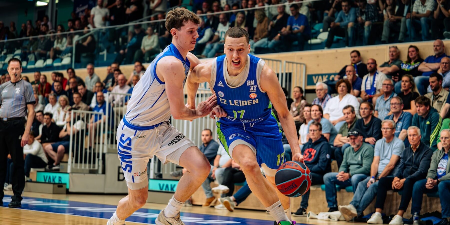 Een duel in de wedstrijd ZZ Leiden - Den Helder Suns basketball in Leiden.