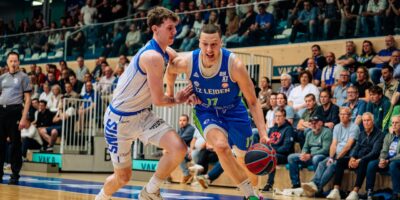 Een duel in de wedstrijd ZZ Leiden - Den Helder Suns basketball in Leiden.