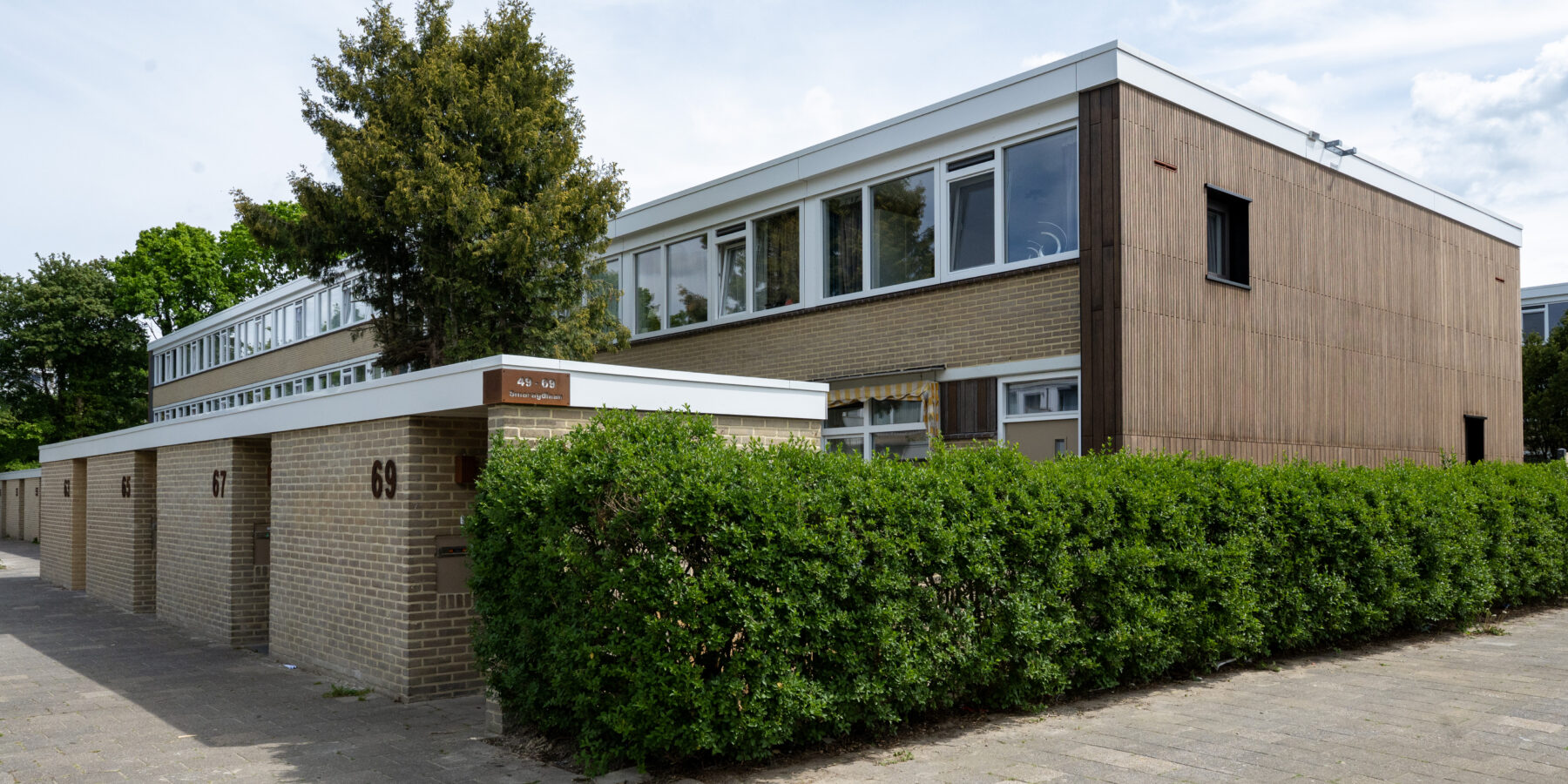 Op de foto is een rijtjeswoning te zien die recentelijk is verduurzaamd. Dit is gebeurd met natuurlijke materialen zoals Bamboe.