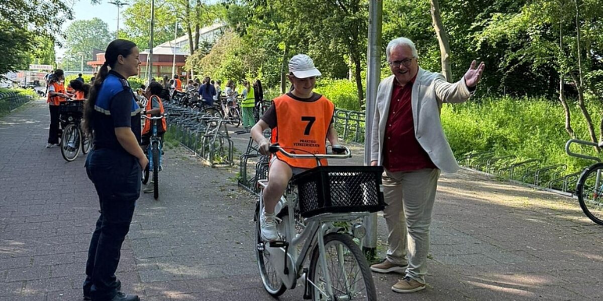 Groep 7 doet praktijkverkeersexamen in Leiderdorp
