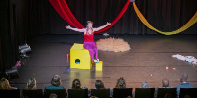 Bezoekers bij een voorstelling van Theater Ins Blau in Leiden