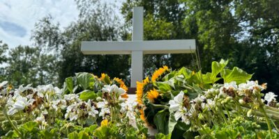 Indiëmonument op de Algemene Begraafplaats in Leiderdorp. Er liggen zonneblommen voor het monument.