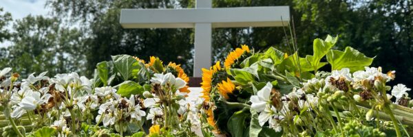 Indiëmonument op de Algemene Begraafplaats in Leiderdorp. Er liggen zonneblommen voor het monument.