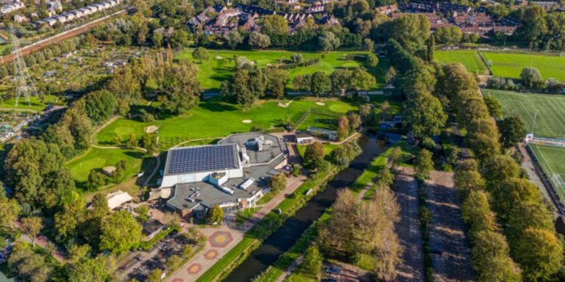Zwembad het Wedde in Voorschoten vanuit de lucht gezien. Meer dan 700 inwoners hebben de enquête voor het zwembad in Voorschoten ingevuld. Wat zijn de wensen voor het nieuwe sportcentrum?