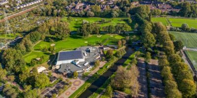 Zwembad het Wedde in Voorschoten vanuit de lucht gezien. Meer dan 700 inwoners hebben de enquête voor het zwembad in Voorschoten ingevuld. Wat zijn de wensen voor het nieuwe sportcentrum?