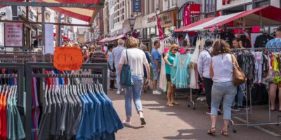 Mensen op de Jaarmarkt in Leiden