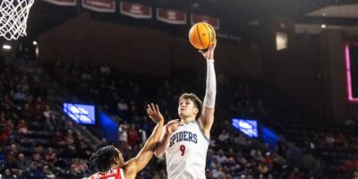 Basketballer Jonathan Beagle is aan het basketballen en scoort een bal