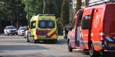 Een ambulance bij de Oude Rijn in Leiden voor een zwaargewond ongeval.