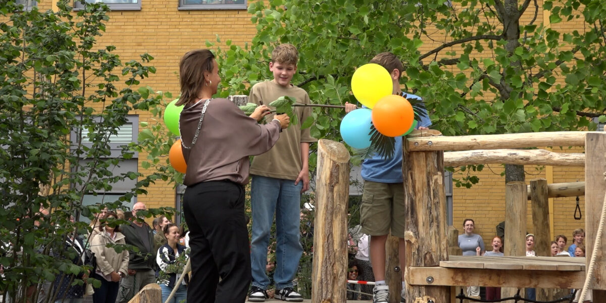 Groene kleuterplein bij Het Kompas geopend: 'Zelf bedenken hoe ze spelen'