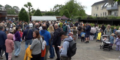 Recordaantal deelnemers voor Avond4daagse in Wassenaar. Een grote menigte op het plein van de St. Bonifaciusschool voor de start van de eerste avond.