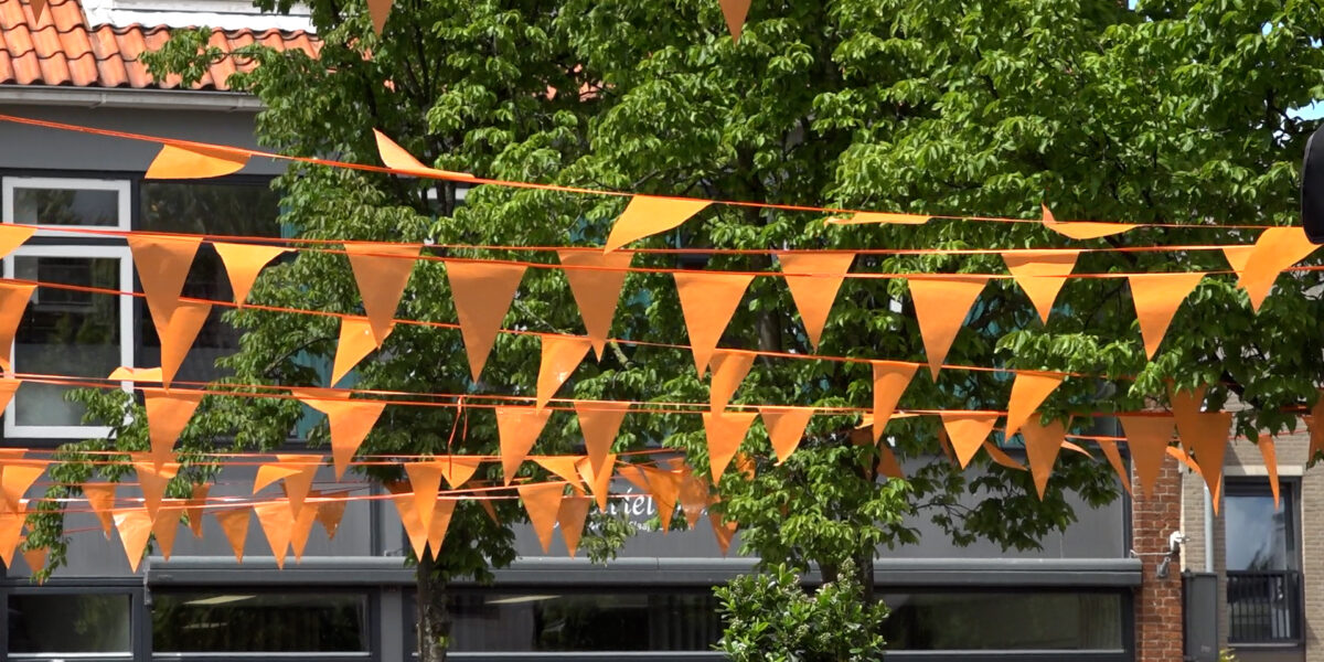Oranjekoorts in Voorschoten: straten versierd en heuse 'vlaggetjeswedstrijd'