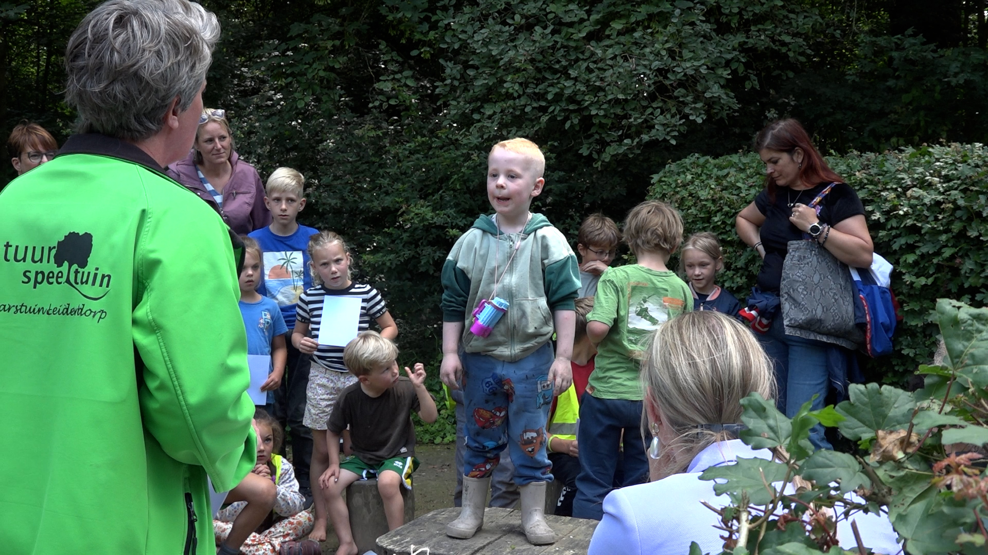 Een winnaar van de vogelfluitwedstrijd deed een lepelaar na