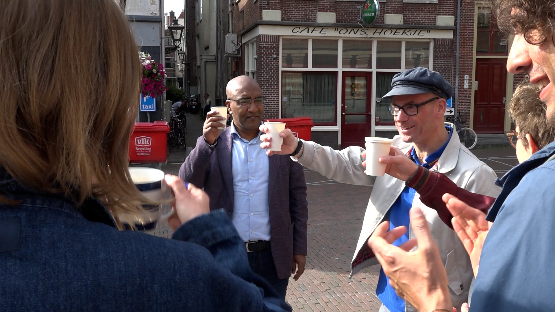 Er werd geproost op het moment van het hijsen van de vlag