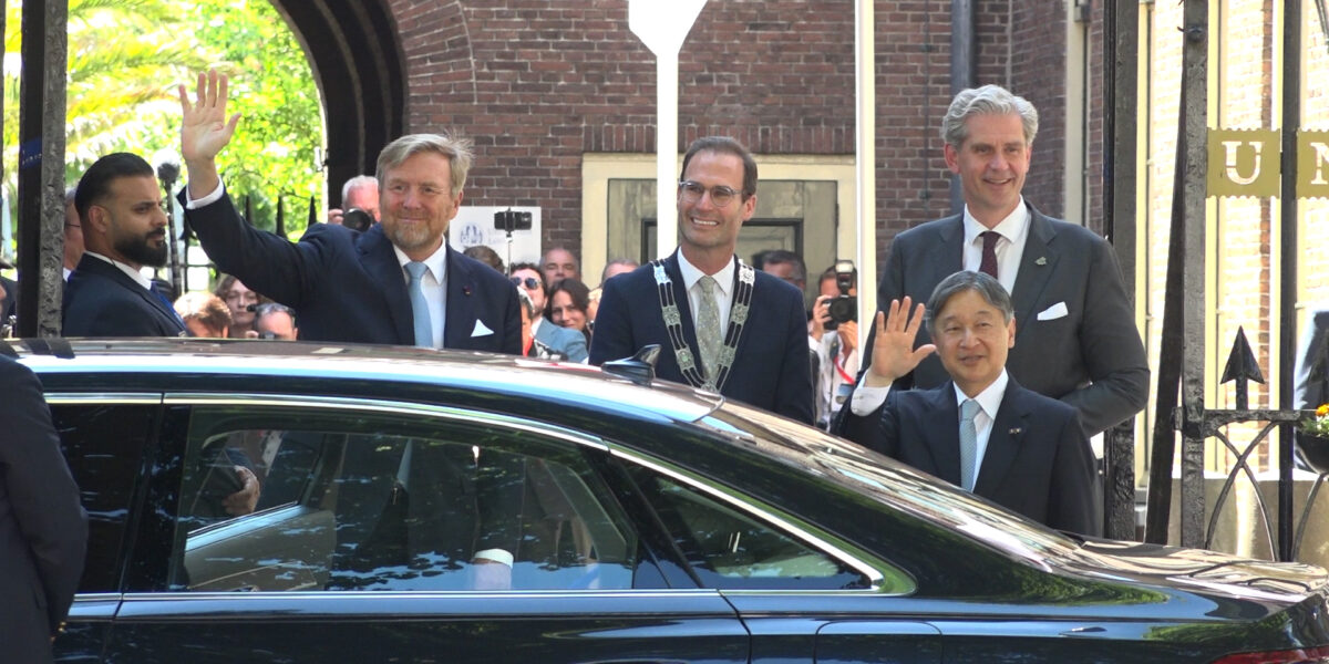 Japanse keizer brengt bezoek aan Leiden