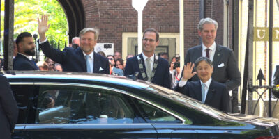 Japanse keizer brengt bezoek aan Leiden.