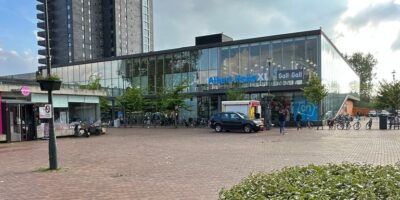 Supermarkt Albert Heijn XL op het Bevrijdingsplein bij winkelcentrum De Luifelbaan in Leiden.