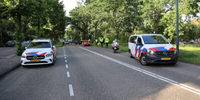 Verkeerscontrole op de Lammenschansweg in Leiden. Wegafzetting door de politie.