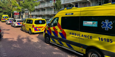 Ambulances en politieauto's aan de Milanenhorst in Leiden. Een man heeft daar een ambulancebroeder mishandeld en een ambulance vernield.
