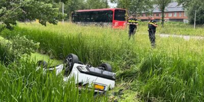 Auto ramt slagboom ziekenhuis en eindigt ondersteboven in sloot