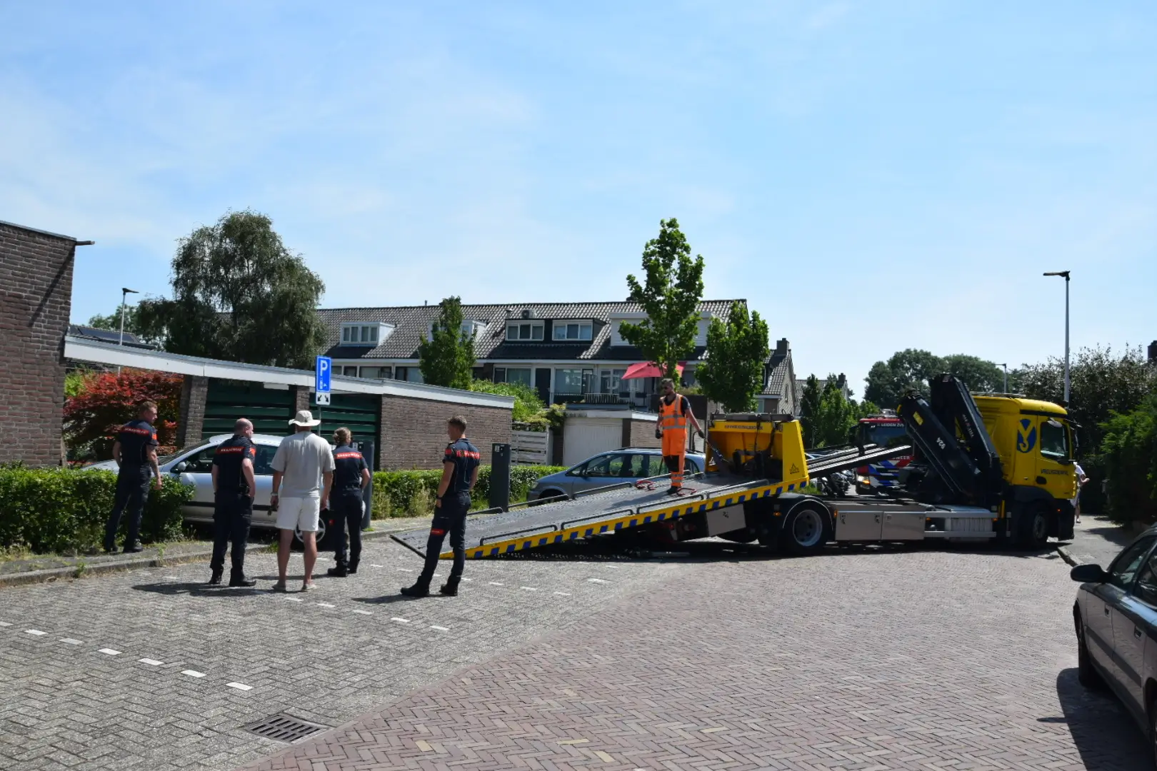 Een auto is een tuin ingereden op de Van Lennedreef in Leiderdorp.
