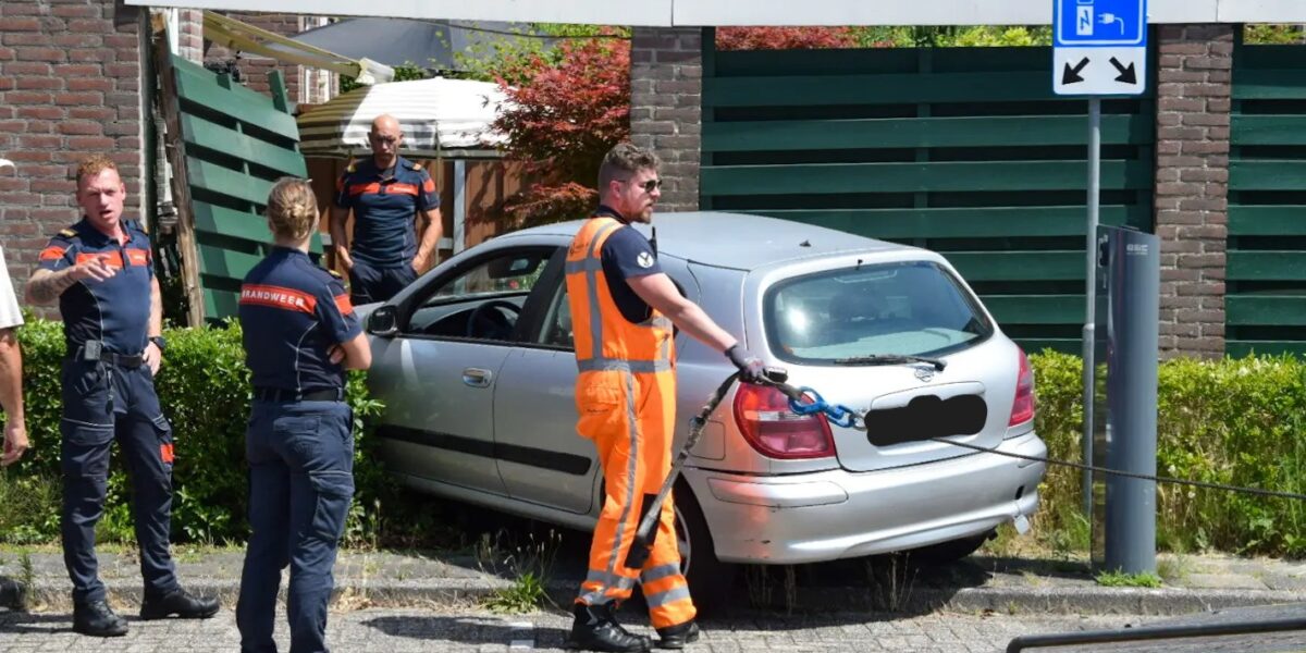 Auto rijdt tuin in en maakt flinke schade aan woning
