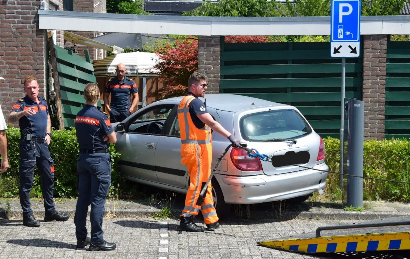 Een auto is een tuin ingereden op de Van Lennedreef in Leiderdorp.