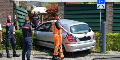 Een auto is een tuin ingereden op de Van Lennedreef in Leiderdorp.