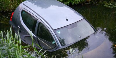 Een auto in het water langs het Klinkenbergerpad in Oegstgeest. De auto was verlaten door de bestuurder.