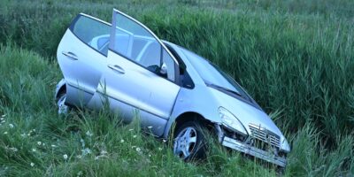 Auto te water bestuurder vlucht maar wordt later aangehouden