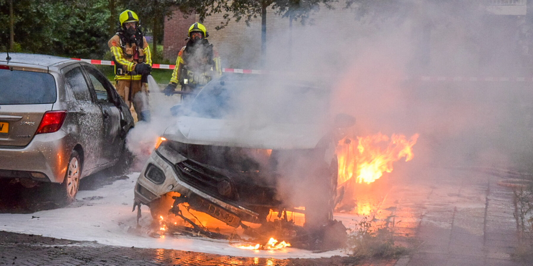 Autobrand op de Gerbrandylaan in Voorschoten. Ook op de Trompweg stond een auto in brand. De brandweer gaat uit van brandstichting.