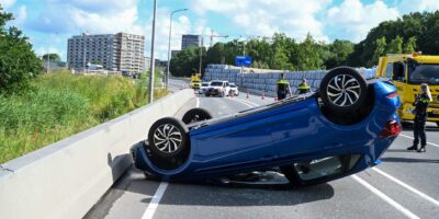 Automobilist verliest macht over het stuur en eindigt ondersteboven