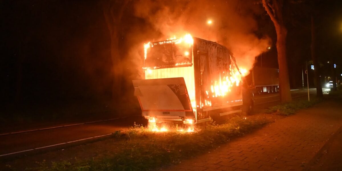 Bakwagen gaat in vlammen op