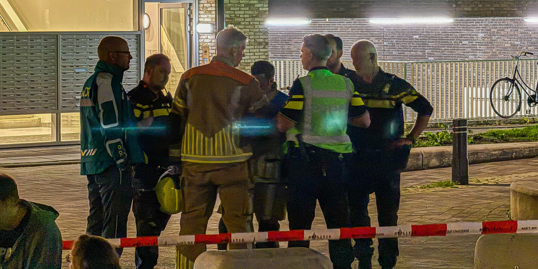 Hulpdiensten in overleg bij de brand aan het Betaplein in Leiden.