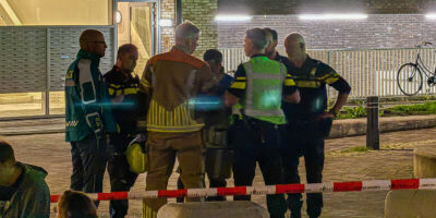 Hulpdiensten in overleg bij de brand aan het Betaplein in Leiden.