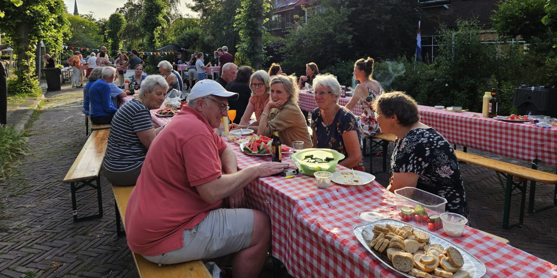 Bewoners van de Lindelaan in Leiderdorp vieren het 90-jarig bestaan van de straat. (Foto: Centraal+ / Liesbeth Buitink)