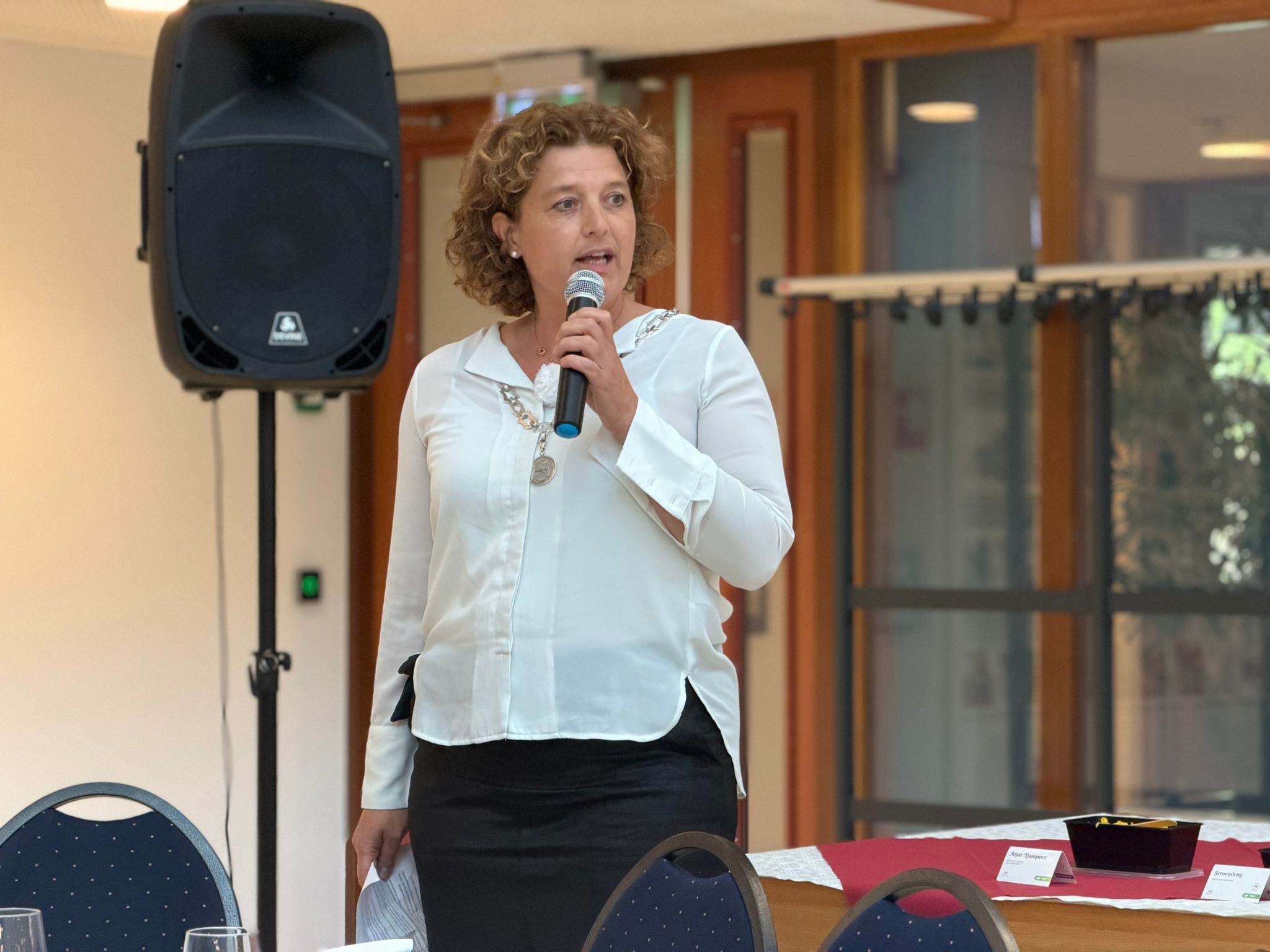 Loco-burgemeester Gebke van Gaal spreekt de veteranen en hun partners toe.