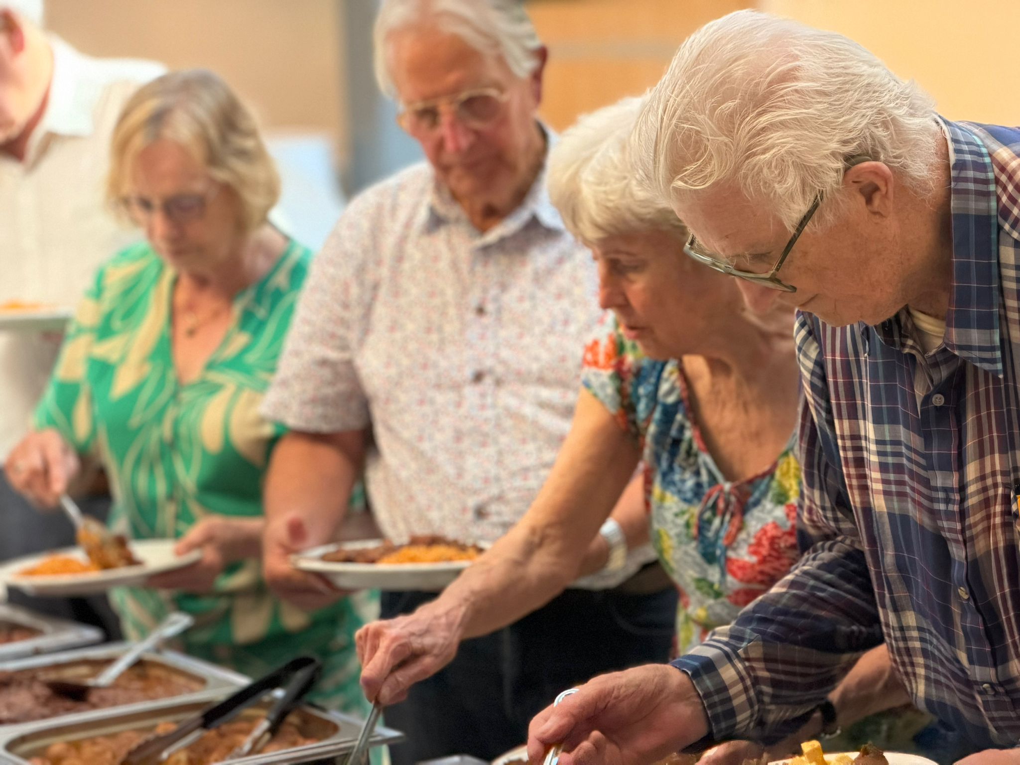 De veteranen en hun partners aan het buffet.