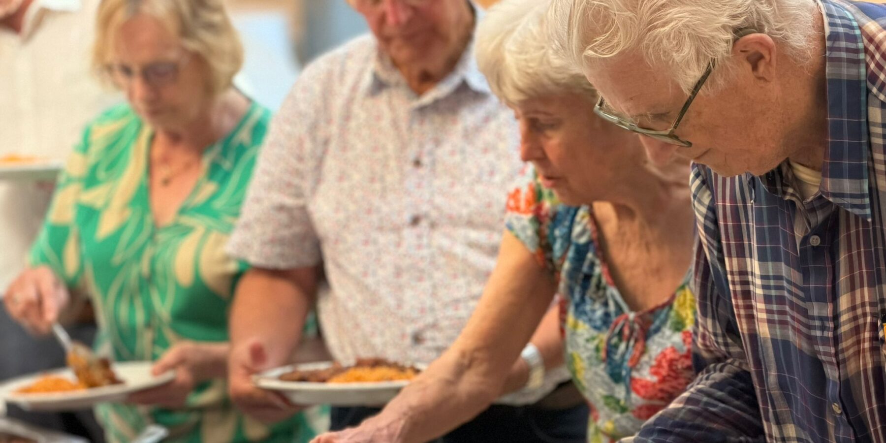 Leiderdorpse Veteranen en hun partners krijgen een blauwe hap van Gemeente Leiderdorp.