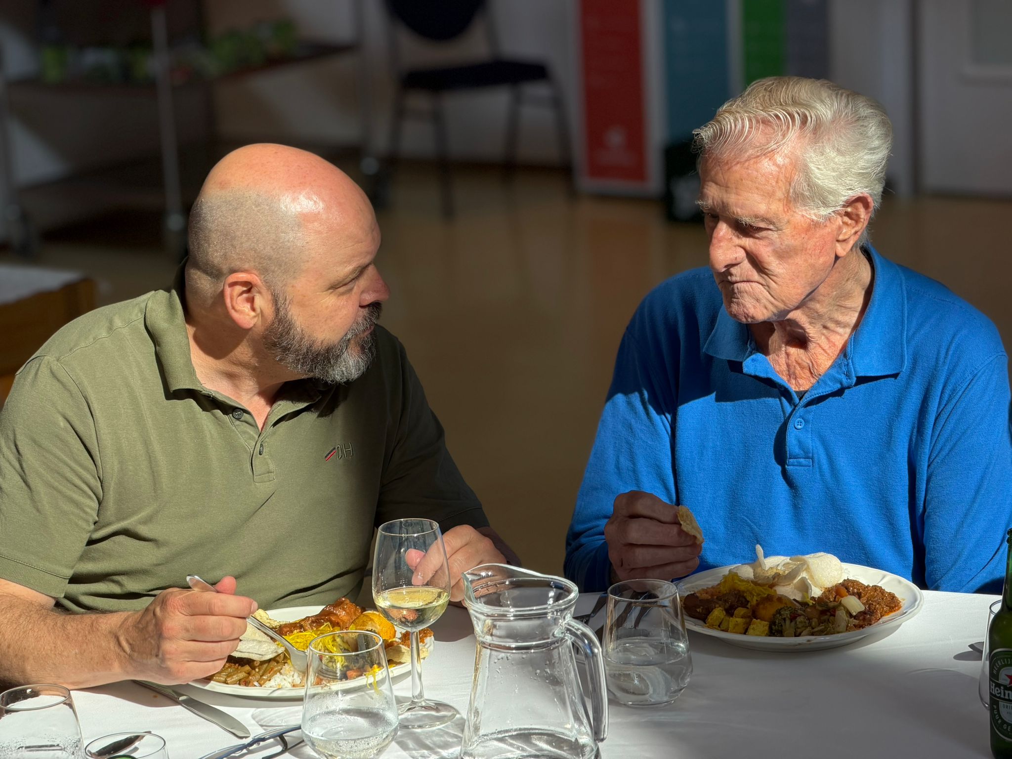 Veteranen praten met elkaar over hun missies.