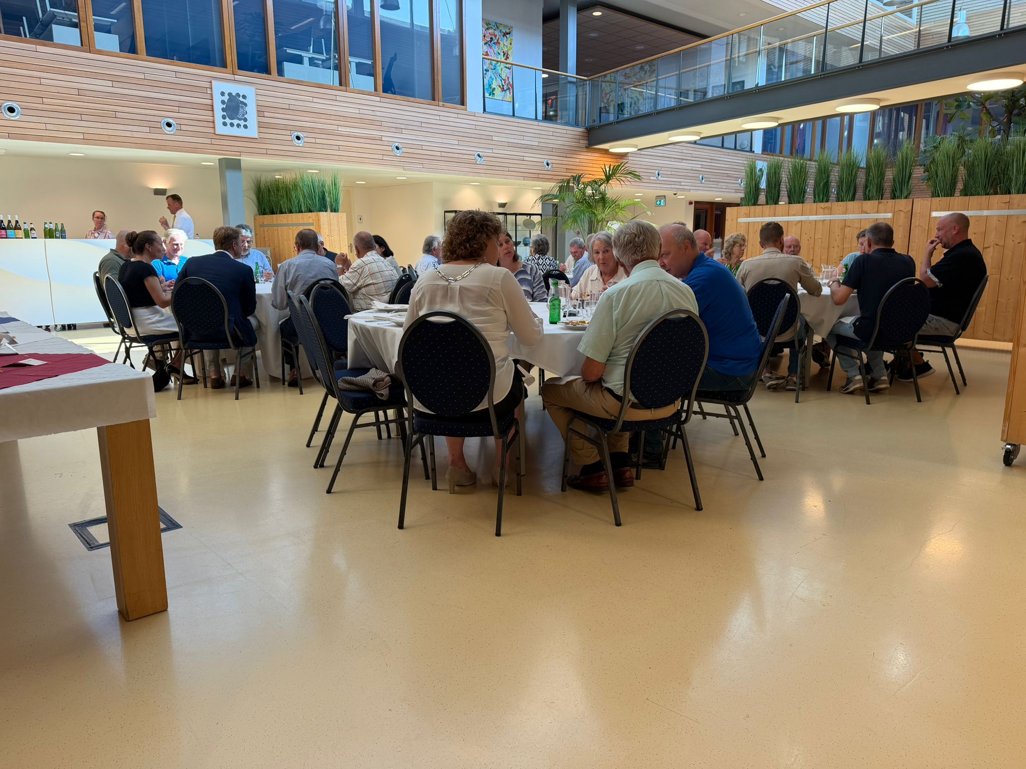 De groep veteranen en hun partners in het atrium.