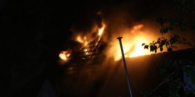 De vlammen komen uit het dak bij een woning aan de Wittenburgerweg in Wassenaar. De brand is ontstaan door blikseminslag.