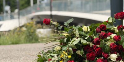 Bloemen voor de overleden Ted van DZB Leiden. De bloemen liggen bij de Julius Caesarbrug