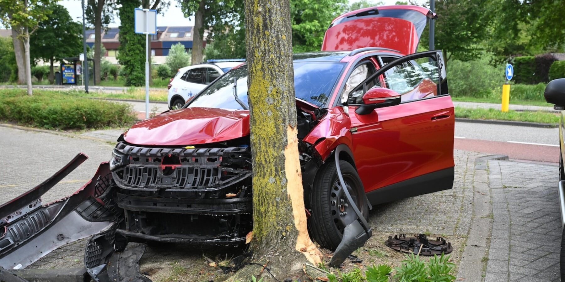 Auto tegen een boom op de Veluwemeerlaan in Leiden. De auto is flink beschadigd.